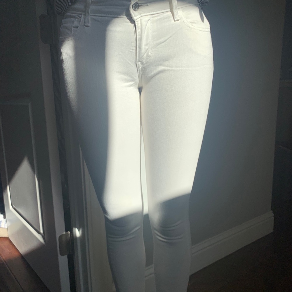 Barely worn white jeans !